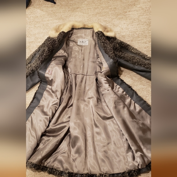 Beautiful Canadian made Top of the line Persian Lamb - Picture 4 of 6